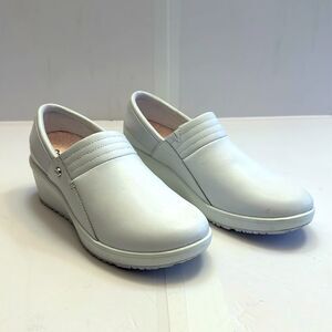 Infinity women’s nursing slip on shoes size 9
